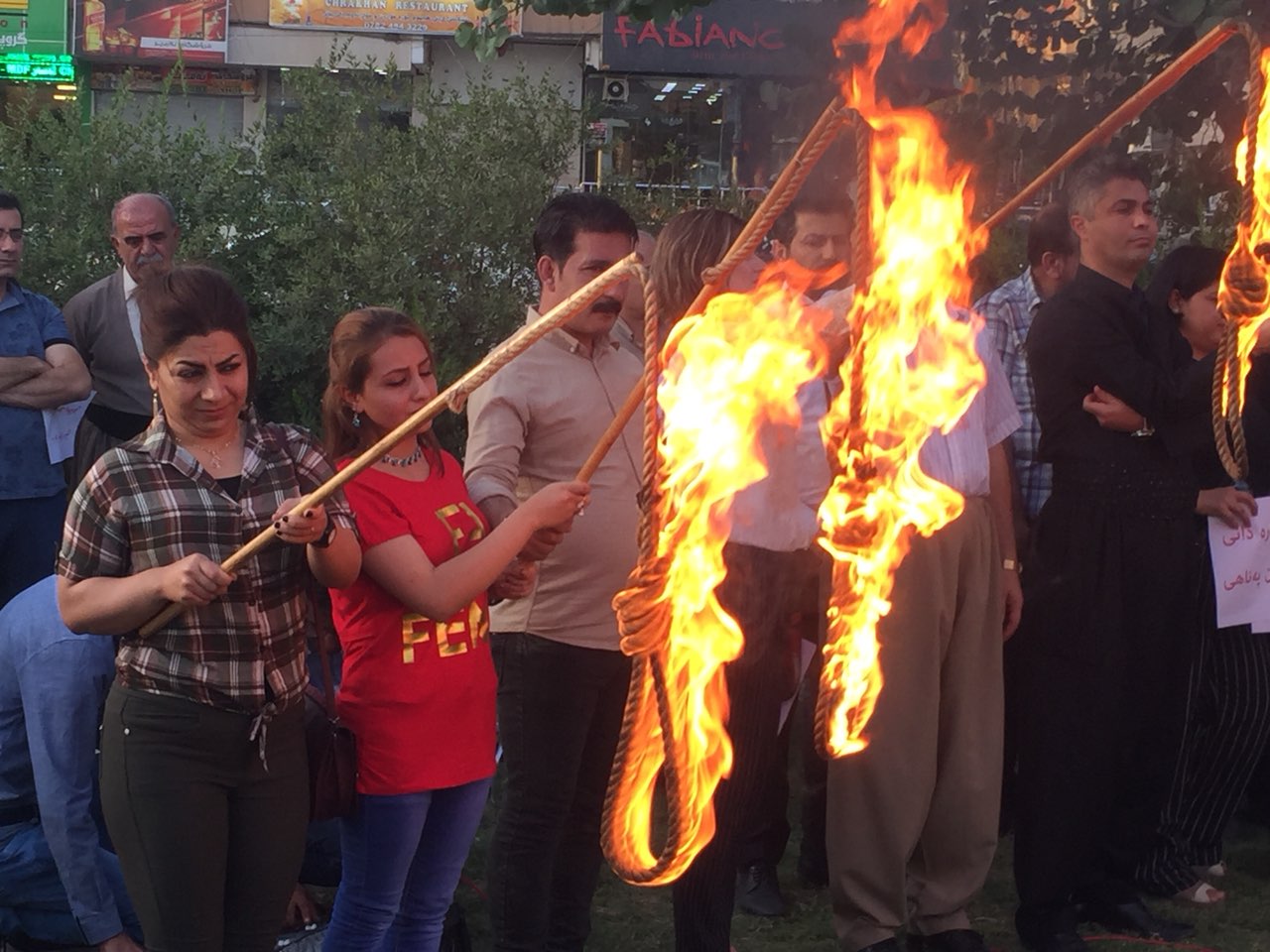 به‌ وێنه‌.. ژماره‌يه‌ك چالاكوان دژى بڕيارێكى له‌سێداره‌دان گردبوونه‌وه‌